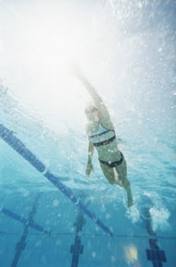 水中運動する女性.png